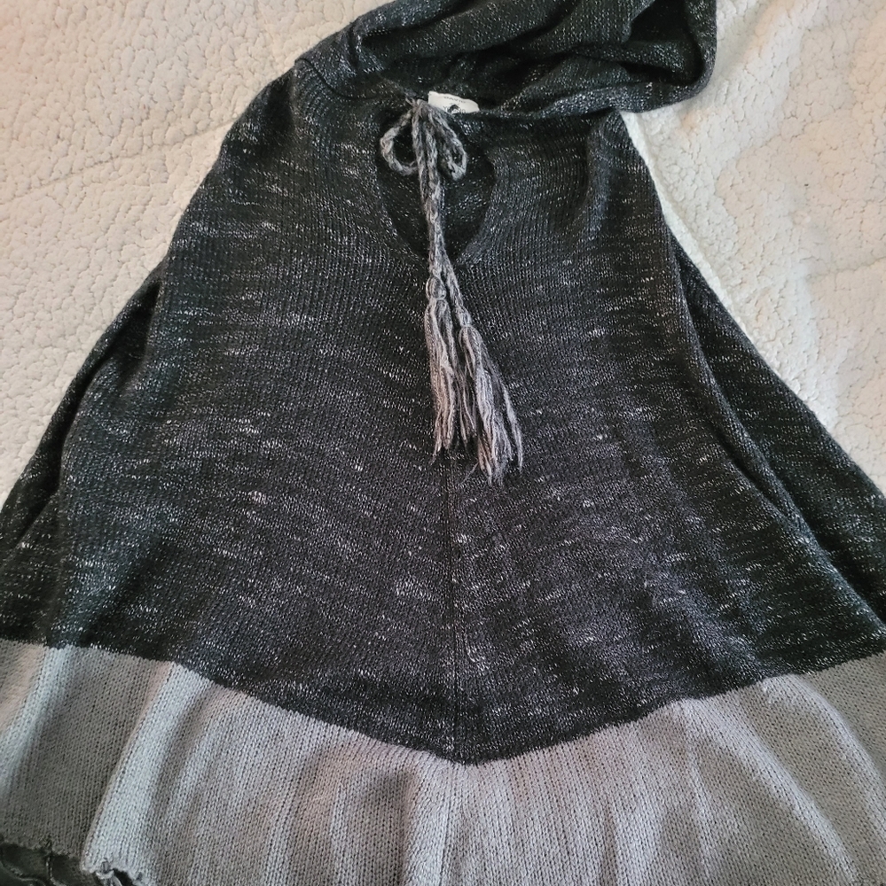 David and Young Black/Gray Fringe-Hem Hooded Poncho 